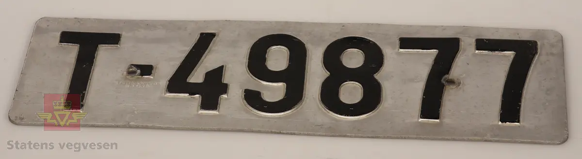 Bilskilt / bil kjennemerker:

- E - 60 8348. Grått skilt. Svart skrift. 
- E - 6477 Hotellvogn. Grått skilt. Svart skrift.
- B - 66958. Grått skilt. Svart skrift. 
- C - 5210. Grått skilt. Svart skrift. 
- C - 727143. Grått skilt. Svart skrift.
- D - 36862. Grønt skilt. Hvit skrift. 
- E - 70167. 2 stk helt likte. Grå. Svart skrift. Buet i form. Trolig sittet på motorsykkel. 
- E - 5050. Grått skilt. Svart skrift. Lagd for drosje. 
- E - 10101. Grått skilt. Svart skrift. 
- D - 1962. Grått skilt. Svart skrift. 
- D - 502139. Grått skilt. Svart skrift.
- E - 6172 Rutevogn. Grått skilt. Svart skrift.
- E - 10722 Leievogn. Grått skilt. Svart skrift. 
- E - 8487. Grått skilt. Svart skrift. 
- X - 69740. 2 stk helt like. Grått skilt. Svart skrift. 
- E - 61144. Framside hvit med rød skrift. Baksiden grønn.
- E - 79195. Grønt skilt. Hvit skrift. 
- E - 11299. Mørk grønt skilt. Hvit skrift. 
- S - 14 674. Grønt skilt. Hvit skrift. 
- F - 38 390. Grått skilt med grønn bakside. Hvit skrift. 
- Z - 56437. 2 stk helt like. Grått skilt. Hvit skrift. 
- E - 70167. Grått skilt. Svart skrift. 
- E - 10237. Grått skilt. Svart skrift. 
- Z - 93772. Grått skilt. Svart skrift.
- X - 62182. Grått skilt. Svart skrift.
- E - 12582. Grått skilt. Svart skrift. 
- E - 57033. Grått skilt. Svart skrift. 
- E - 69728. Grått skilt. Svart skrift. 
- E - 69905. Grått skilt. Svart skrift.
- A - 9444. Grått skilt. Svart skrift. 
- F - 81212. Grått skilt. Svart skrift. 
- C - 2055. Grått skilt. Svart skrift.
- S - 36887. Grått skilt. Svart skrift.
- K - 93482. Grått skilt. Svart skrift.
- I - 4332. Grått skilt. Svart skrift.
- H - 607551. Grått skilt. Svart skrift. 
- T - 49877. Grått skilt. Svart skrift. 
- W - 61974. Grått skilt. Svart skrift. 
- V - 73267. Grått skilt. Svart skrift. 
- U - 92620. Grått skilt. Svart skrift. 
- U - 90282. Grått skilt. Svart skrift. 
- U - 5055. Grått skilt. Svart skrift. 
- T - 90039. Grått skilt. Svart skrift. 
- T - 16746. Grått skilt. Svart skrift. 


