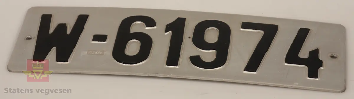 Bilskilt / bil kjennemerker:

- E - 60 8348. Grått skilt. Svart skrift. 
- E - 6477 Hotellvogn. Grått skilt. Svart skrift.
- B - 66958. Grått skilt. Svart skrift. 
- C - 5210. Grått skilt. Svart skrift. 
- C - 727143. Grått skilt. Svart skrift.
- D - 36862. Grønt skilt. Hvit skrift. 
- E - 70167. 2 stk helt likte. Grå. Svart skrift. Buet i form. Trolig sittet på motorsykkel. 
- E - 5050. Grått skilt. Svart skrift. Lagd for drosje. 
- E - 10101. Grått skilt. Svart skrift. 
- D - 1962. Grått skilt. Svart skrift. 
- D - 502139. Grått skilt. Svart skrift.
- E - 6172 Rutevogn. Grått skilt. Svart skrift.
- E - 10722 Leievogn. Grått skilt. Svart skrift. 
- E - 8487. Grått skilt. Svart skrift. 
- X - 69740. 2 stk helt like. Grått skilt. Svart skrift. 
- E - 61144. Framside hvit med rød skrift. Baksiden grønn.
- E - 79195. Grønt skilt. Hvit skrift. 
- E - 11299. Mørk grønt skilt. Hvit skrift. 
- S - 14 674. Grønt skilt. Hvit skrift. 
- F - 38 390. Grått skilt med grønn bakside. Hvit skrift. 
- Z - 56437. 2 stk helt like. Grått skilt. Hvit skrift. 
- E - 70167. Grått skilt. Svart skrift. 
- E - 10237. Grått skilt. Svart skrift. 
- Z - 93772. Grått skilt. Svart skrift.
- X - 62182. Grått skilt. Svart skrift.
- E - 12582. Grått skilt. Svart skrift. 
- E - 57033. Grått skilt. Svart skrift. 
- E - 69728. Grått skilt. Svart skrift. 
- E - 69905. Grått skilt. Svart skrift.
- A - 9444. Grått skilt. Svart skrift. 
- F - 81212. Grått skilt. Svart skrift. 
- C - 2055. Grått skilt. Svart skrift.
- S - 36887. Grått skilt. Svart skrift.
- K - 93482. Grått skilt. Svart skrift.
- I - 4332. Grått skilt. Svart skrift.
- H - 607551. Grått skilt. Svart skrift. 
- T - 49877. Grått skilt. Svart skrift. 
- W - 61974. Grått skilt. Svart skrift. 
- V - 73267. Grått skilt. Svart skrift. 
- U - 92620. Grått skilt. Svart skrift. 
- U - 90282. Grått skilt. Svart skrift. 
- U - 5055. Grått skilt. Svart skrift. 
- T - 90039. Grått skilt. Svart skrift. 
- T - 16746. Grått skilt. Svart skrift. 

