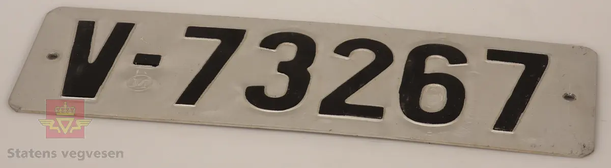 Bilskilt / bil kjennemerker:

- E - 60 8348. Grått skilt. Svart skrift. 
- E - 6477 Hotellvogn. Grått skilt. Svart skrift.
- B - 66958. Grått skilt. Svart skrift. 
- C - 5210. Grått skilt. Svart skrift. 
- C - 727143. Grått skilt. Svart skrift.
- D - 36862. Grønt skilt. Hvit skrift. 
- E - 70167. 2 stk helt likte. Grå. Svart skrift. Buet i form. Trolig sittet på motorsykkel. 
- E - 5050. Grått skilt. Svart skrift. Lagd for drosje. 
- E - 10101. Grått skilt. Svart skrift. 
- D - 1962. Grått skilt. Svart skrift. 
- D - 502139. Grått skilt. Svart skrift.
- E - 6172 Rutevogn. Grått skilt. Svart skrift.
- E - 10722 Leievogn. Grått skilt. Svart skrift. 
- E - 8487. Grått skilt. Svart skrift. 
- X - 69740. 2 stk helt like. Grått skilt. Svart skrift. 
- E - 61144. Framside hvit med rød skrift. Baksiden grønn.
- E - 79195. Grønt skilt. Hvit skrift. 
- E - 11299. Mørk grønt skilt. Hvit skrift. 
- S - 14 674. Grønt skilt. Hvit skrift. 
- F - 38 390. Grått skilt med grønn bakside. Hvit skrift. 
- Z - 56437. 2 stk helt like. Grått skilt. Hvit skrift. 
- E - 70167. Grått skilt. Svart skrift. 
- E - 10237. Grått skilt. Svart skrift. 
- Z - 93772. Grått skilt. Svart skrift.
- X - 62182. Grått skilt. Svart skrift.
- E - 12582. Grått skilt. Svart skrift. 
- E - 57033. Grått skilt. Svart skrift. 
- E - 69728. Grått skilt. Svart skrift. 
- E - 69905. Grått skilt. Svart skrift.
- A - 9444. Grått skilt. Svart skrift. 
- F - 81212. Grått skilt. Svart skrift. 
- C - 2055. Grått skilt. Svart skrift.
- S - 36887. Grått skilt. Svart skrift.
- K - 93482. Grått skilt. Svart skrift.
- I - 4332. Grått skilt. Svart skrift.
- H - 607551. Grått skilt. Svart skrift. 
- T - 49877. Grått skilt. Svart skrift. 
- W - 61974. Grått skilt. Svart skrift. 
- V - 73267. Grått skilt. Svart skrift. 
- U - 92620. Grått skilt. Svart skrift. 
- U - 90282. Grått skilt. Svart skrift. 
- U - 5055. Grått skilt. Svart skrift. 
- T - 90039. Grått skilt. Svart skrift. 
- T - 16746. Grått skilt. Svart skrift. 

