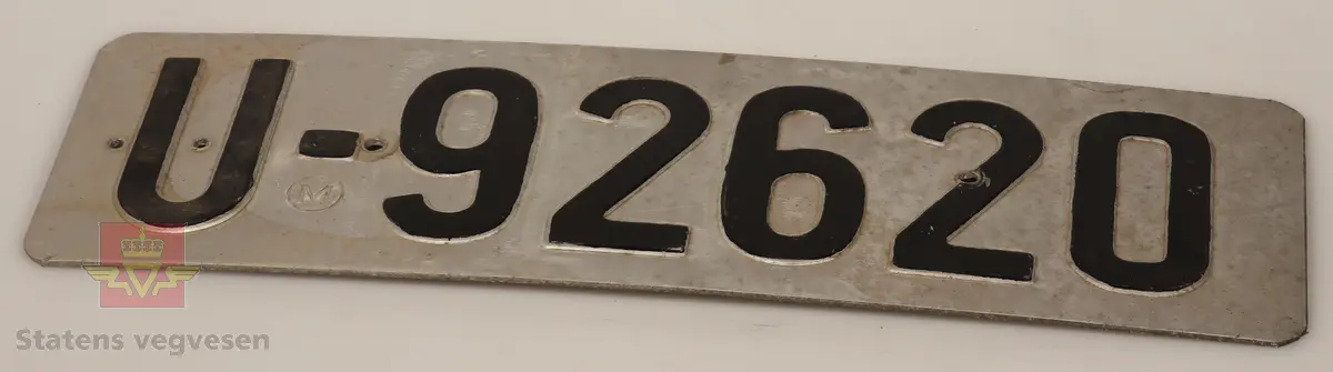 Bilskilt / bil kjennemerker:

- E - 60 8348. Grått skilt. Svart skrift. 
- E - 6477 Hotellvogn. Grått skilt. Svart skrift.
- B - 66958. Grått skilt. Svart skrift. 
- C - 5210. Grått skilt. Svart skrift. 
- C - 727143. Grått skilt. Svart skrift.
- D - 36862. Grønt skilt. Hvit skrift. 
- E - 70167. 2 stk helt likte. Grå. Svart skrift. Buet i form. Trolig sittet på motorsykkel. 
- E - 5050. Grått skilt. Svart skrift. Lagd for drosje. 
- E - 10101. Grått skilt. Svart skrift. 
- D - 1962. Grått skilt. Svart skrift. 
- D - 502139. Grått skilt. Svart skrift.
- E - 6172 Rutevogn. Grått skilt. Svart skrift.
- E - 10722 Leievogn. Grått skilt. Svart skrift. 
- E - 8487. Grått skilt. Svart skrift. 
- X - 69740. 2 stk helt like. Grått skilt. Svart skrift. 
- E - 61144. Framside hvit med rød skrift. Baksiden grønn.
- E - 79195. Grønt skilt. Hvit skrift. 
- E - 11299. Mørk grønt skilt. Hvit skrift. 
- S - 14 674. Grønt skilt. Hvit skrift. 
- F - 38 390. Grått skilt med grønn bakside. Hvit skrift. 
- Z - 56437. 2 stk helt like. Grått skilt. Hvit skrift. 
- E - 70167. Grått skilt. Svart skrift. 
- E - 10237. Grått skilt. Svart skrift. 
- Z - 93772. Grått skilt. Svart skrift.
- X - 62182. Grått skilt. Svart skrift.
- E - 12582. Grått skilt. Svart skrift. 
- E - 57033. Grått skilt. Svart skrift. 
- E - 69728. Grått skilt. Svart skrift. 
- E - 69905. Grått skilt. Svart skrift.
- A - 9444. Grått skilt. Svart skrift. 
- F - 81212. Grått skilt. Svart skrift. 
- C - 2055. Grått skilt. Svart skrift.
- S - 36887. Grått skilt. Svart skrift.
- K - 93482. Grått skilt. Svart skrift.
- I - 4332. Grått skilt. Svart skrift.
- H - 607551. Grått skilt. Svart skrift. 
- T - 49877. Grått skilt. Svart skrift. 
- W - 61974. Grått skilt. Svart skrift. 
- V - 73267. Grått skilt. Svart skrift. 
- U - 92620. Grått skilt. Svart skrift. 
- U - 90282. Grått skilt. Svart skrift. 
- U - 5055. Grått skilt. Svart skrift. 
- T - 90039. Grått skilt. Svart skrift. 
- T - 16746. Grått skilt. Svart skrift. 

