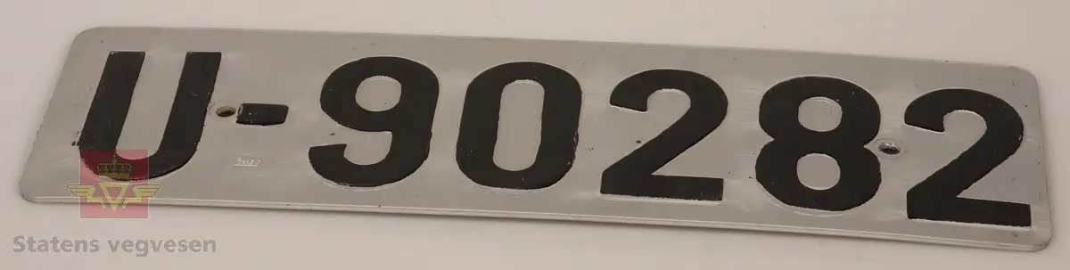 Bilskilt / bil kjennemerker:

- E - 60 8348. Grått skilt. Svart skrift. 
- E - 6477 Hotellvogn. Grått skilt. Svart skrift.
- B - 66958. Grått skilt. Svart skrift. 
- C - 5210. Grått skilt. Svart skrift. 
- C - 727143. Grått skilt. Svart skrift.
- D - 36862. Grønt skilt. Hvit skrift. 
- E - 70167. 2 stk helt likte. Grå. Svart skrift. Buet i form. Trolig sittet på motorsykkel. 
- E - 5050. Grått skilt. Svart skrift. Lagd for drosje. 
- E - 10101. Grått skilt. Svart skrift. 
- D - 1962. Grått skilt. Svart skrift. 
- D - 502139. Grått skilt. Svart skrift.
- E - 6172 Rutevogn. Grått skilt. Svart skrift.
- E - 10722 Leievogn. Grått skilt. Svart skrift. 
- E - 8487. Grått skilt. Svart skrift. 
- X - 69740. 2 stk helt like. Grått skilt. Svart skrift. 
- E - 61144. Framside hvit med rød skrift. Baksiden grønn.
- E - 79195. Grønt skilt. Hvit skrift. 
- E - 11299. Mørk grønt skilt. Hvit skrift. 
- S - 14 674. Grønt skilt. Hvit skrift. 
- F - 38 390. Grått skilt med grønn bakside. Hvit skrift. 
- Z - 56437. 2 stk helt like. Grått skilt. Hvit skrift. 
- E - 70167. Grått skilt. Svart skrift. 
- E - 10237. Grått skilt. Svart skrift. 
- Z - 93772. Grått skilt. Svart skrift.
- X - 62182. Grått skilt. Svart skrift.
- E - 12582. Grått skilt. Svart skrift. 
- E - 57033. Grått skilt. Svart skrift. 
- E - 69728. Grått skilt. Svart skrift. 
- E - 69905. Grått skilt. Svart skrift.
- A - 9444. Grått skilt. Svart skrift. 
- F - 81212. Grått skilt. Svart skrift. 
- C - 2055. Grått skilt. Svart skrift.
- S - 36887. Grått skilt. Svart skrift.
- K - 93482. Grått skilt. Svart skrift.
- I - 4332. Grått skilt. Svart skrift.
- H - 607551. Grått skilt. Svart skrift. 
- T - 49877. Grått skilt. Svart skrift. 
- W - 61974. Grått skilt. Svart skrift. 
- V - 73267. Grått skilt. Svart skrift. 
- U - 92620. Grått skilt. Svart skrift. 
- U - 90282. Grått skilt. Svart skrift. 
- U - 5055. Grått skilt. Svart skrift. 
- T - 90039. Grått skilt. Svart skrift. 
- T - 16746. Grått skilt. Svart skrift. 


