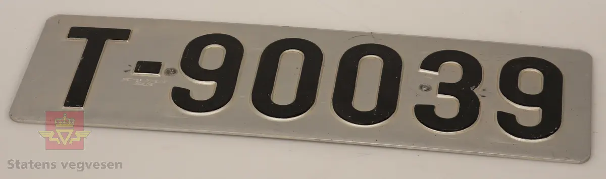 Bilskilt / bil kjennemerker:

- E - 60 8348. Grått skilt. Svart skrift. 
- E - 6477 Hotellvogn. Grått skilt. Svart skrift.
- B - 66958. Grått skilt. Svart skrift. 
- C - 5210. Grått skilt. Svart skrift. 
- C - 727143. Grått skilt. Svart skrift.
- D - 36862. Grønt skilt. Hvit skrift. 
- E - 70167. 2 stk helt likte. Grå. Svart skrift. Buet i form. Trolig sittet på motorsykkel. 
- E - 5050. Grått skilt. Svart skrift. Lagd for drosje. 
- E - 10101. Grått skilt. Svart skrift. 
- D - 1962. Grått skilt. Svart skrift. 
- D - 502139. Grått skilt. Svart skrift.
- E - 6172 Rutevogn. Grått skilt. Svart skrift.
- E - 10722 Leievogn. Grått skilt. Svart skrift. 
- E - 8487. Grått skilt. Svart skrift. 
- X - 69740. 2 stk helt like. Grått skilt. Svart skrift. 
- E - 61144. Framside hvit med rød skrift. Baksiden grønn.
- E - 79195. Grønt skilt. Hvit skrift. 
- E - 11299. Mørk grønt skilt. Hvit skrift. 
- S - 14 674. Grønt skilt. Hvit skrift. 
- F - 38 390. Grått skilt med grønn bakside. Hvit skrift. 
- Z - 56437. 2 stk helt like. Grått skilt. Hvit skrift. 
- E - 70167. Grått skilt. Svart skrift. 
- E - 10237. Grått skilt. Svart skrift. 
- Z - 93772. Grått skilt. Svart skrift.
- X - 62182. Grått skilt. Svart skrift.
- E - 12582. Grått skilt. Svart skrift. 
- E - 57033. Grått skilt. Svart skrift. 
- E - 69728. Grått skilt. Svart skrift. 
- E - 69905. Grått skilt. Svart skrift.
- A - 9444. Grått skilt. Svart skrift. 
- F - 81212. Grått skilt. Svart skrift. 
- C - 2055. Grått skilt. Svart skrift.
- S - 36887. Grått skilt. Svart skrift.
- K - 93482. Grått skilt. Svart skrift.
- I - 4332. Grått skilt. Svart skrift.
- H - 607551. Grått skilt. Svart skrift. 
- T - 49877. Grått skilt. Svart skrift. 
- W - 61974. Grått skilt. Svart skrift. 
- V - 73267. Grått skilt. Svart skrift. 
- U - 92620. Grått skilt. Svart skrift. 
- U - 90282. Grått skilt. Svart skrift. 
- U - 5055. Grått skilt. Svart skrift. 
- T - 90039. Grått skilt. Svart skrift. 
- T - 16746. Grått skilt. Svart skrift. 

