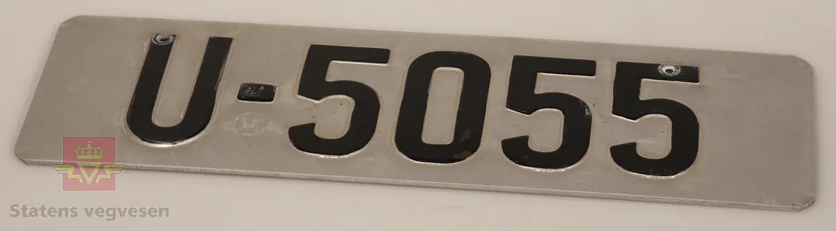 Bilskilt / bil kjennemerker:

- E - 60 8348. Grått skilt. Svart skrift. 
- E - 6477 Hotellvogn. Grått skilt. Svart skrift.
- B - 66958. Grått skilt. Svart skrift. 
- C - 5210. Grått skilt. Svart skrift. 
- C - 727143. Grått skilt. Svart skrift.
- D - 36862. Grønt skilt. Hvit skrift. 
- E - 70167. 2 stk helt likte. Grå. Svart skrift. Buet i form. Trolig sittet på motorsykkel. 
- E - 5050. Grått skilt. Svart skrift. Lagd for drosje. 
- E - 10101. Grått skilt. Svart skrift. 
- D - 1962. Grått skilt. Svart skrift. 
- D - 502139. Grått skilt. Svart skrift.
- E - 6172 Rutevogn. Grått skilt. Svart skrift.
- E - 10722 Leievogn. Grått skilt. Svart skrift. 
- E - 8487. Grått skilt. Svart skrift. 
- X - 69740. 2 stk helt like. Grått skilt. Svart skrift. 
- E - 61144. Framside hvit med rød skrift. Baksiden grønn.
- E - 79195. Grønt skilt. Hvit skrift. 
- E - 11299. Mørk grønt skilt. Hvit skrift. 
- S - 14 674. Grønt skilt. Hvit skrift. 
- F - 38 390. Grått skilt med grønn bakside. Hvit skrift. 
- Z - 56437. 2 stk helt like. Grått skilt. Hvit skrift. 
- E - 70167. Grått skilt. Svart skrift. 
- E - 10237. Grått skilt. Svart skrift. 
- Z - 93772. Grått skilt. Svart skrift.
- X - 62182. Grått skilt. Svart skrift.
- E - 12582. Grått skilt. Svart skrift. 
- E - 57033. Grått skilt. Svart skrift. 
- E - 69728. Grått skilt. Svart skrift. 
- E - 69905. Grått skilt. Svart skrift.
- A - 9444. Grått skilt. Svart skrift. 
- F - 81212. Grått skilt. Svart skrift. 
- C - 2055. Grått skilt. Svart skrift.
- S - 36887. Grått skilt. Svart skrift.
- K - 93482. Grått skilt. Svart skrift.
- I - 4332. Grått skilt. Svart skrift.
- H - 607551. Grått skilt. Svart skrift. 
- T - 49877. Grått skilt. Svart skrift. 
- W - 61974. Grått skilt. Svart skrift. 
- V - 73267. Grått skilt. Svart skrift. 
- U - 92620. Grått skilt. Svart skrift. 
- U - 90282. Grått skilt. Svart skrift. 
- U - 5055. Grått skilt. Svart skrift. 
- T - 90039. Grått skilt. Svart skrift. 
- T - 16746. Grått skilt. Svart skrift. 

