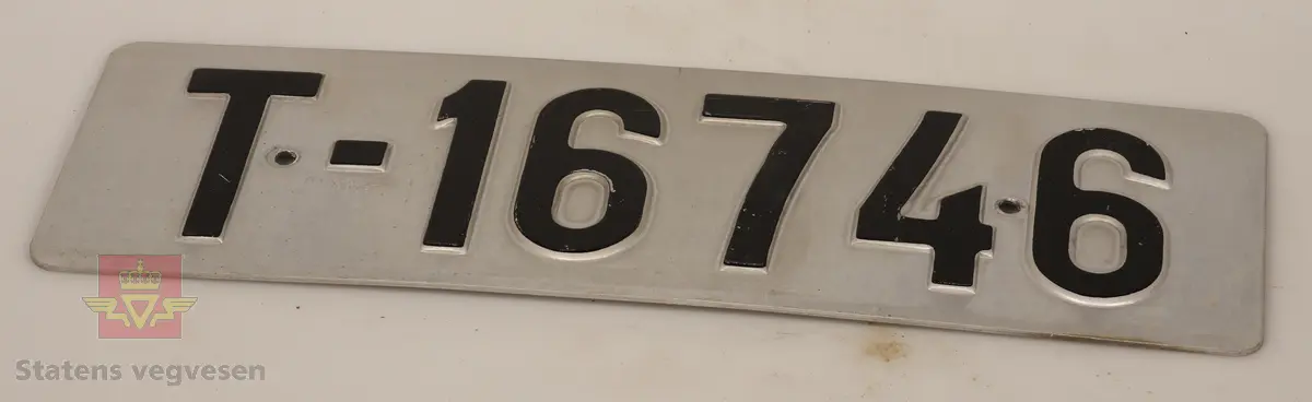 Bilskilt / bil kjennemerker:

- E - 60 8348. Grått skilt. Svart skrift. 
- E - 6477 Hotellvogn. Grått skilt. Svart skrift.
- B - 66958. Grått skilt. Svart skrift. 
- C - 5210. Grått skilt. Svart skrift. 
- C - 727143. Grått skilt. Svart skrift.
- D - 36862. Grønt skilt. Hvit skrift. 
- E - 70167. 2 stk helt likte. Grå. Svart skrift. Buet i form. Trolig sittet på motorsykkel. 
- E - 5050. Grått skilt. Svart skrift. Lagd for drosje. 
- E - 10101. Grått skilt. Svart skrift. 
- D - 1962. Grått skilt. Svart skrift. 
- D - 502139. Grått skilt. Svart skrift.
- E - 6172 Rutevogn. Grått skilt. Svart skrift.
- E - 10722 Leievogn. Grått skilt. Svart skrift. 
- E - 8487. Grått skilt. Svart skrift. 
- X - 69740. 2 stk helt like. Grått skilt. Svart skrift. 
- E - 61144. Framside hvit med rød skrift. Baksiden grønn.
- E - 79195. Grønt skilt. Hvit skrift. 
- E - 11299. Mørk grønt skilt. Hvit skrift. 
- S - 14 674. Grønt skilt. Hvit skrift. 
- F - 38 390. Grått skilt med grønn bakside. Hvit skrift. 
- Z - 56437. 2 stk helt like. Grått skilt. Hvit skrift. 
- E - 70167. Grått skilt. Svart skrift. 
- E - 10237. Grått skilt. Svart skrift. 
- Z - 93772. Grått skilt. Svart skrift.
- X - 62182. Grått skilt. Svart skrift.
- E - 12582. Grått skilt. Svart skrift. 
- E - 57033. Grått skilt. Svart skrift. 
- E - 69728. Grått skilt. Svart skrift. 
- E - 69905. Grått skilt. Svart skrift.
- A - 9444. Grått skilt. Svart skrift. 
- F - 81212. Grått skilt. Svart skrift. 
- C - 2055. Grått skilt. Svart skrift.
- S - 36887. Grått skilt. Svart skrift.
- K - 93482. Grått skilt. Svart skrift.
- I - 4332. Grått skilt. Svart skrift.
- H - 607551. Grått skilt. Svart skrift. 
- T - 49877. Grått skilt. Svart skrift. 
- W - 61974. Grått skilt. Svart skrift. 
- V - 73267. Grått skilt. Svart skrift. 
- U - 92620. Grått skilt. Svart skrift. 
- U - 90282. Grått skilt. Svart skrift. 
- U - 5055. Grått skilt. Svart skrift. 
- T - 90039. Grått skilt. Svart skrift. 
- T - 16746. Grått skilt. Svart skrift. 

