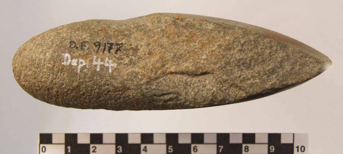 Tjocknackig yxa, omarbetad trindyxa. Kilformad med oregelbundet fyrsidigt tvärsnitt. Rundad nacke. Rak något sned egg, svagt håleggad.