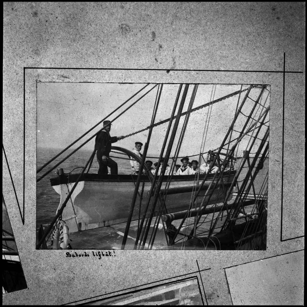 Matroser sitter i babords livbåt på fregatten Norrköping.