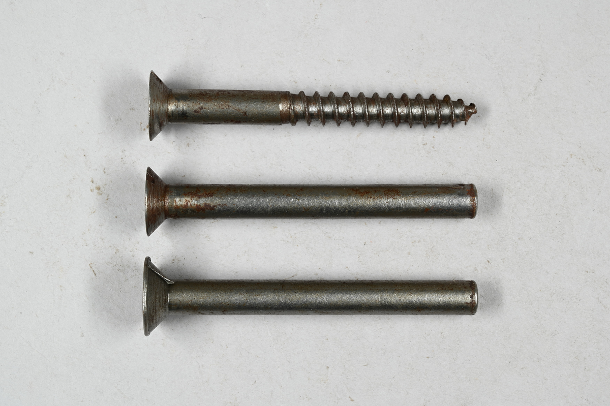 Tre prover på trägängad skruv. Tillhörande lapp med notering: "Trägängad skruv. Tillverkningsserie. Från Uddeholm."
