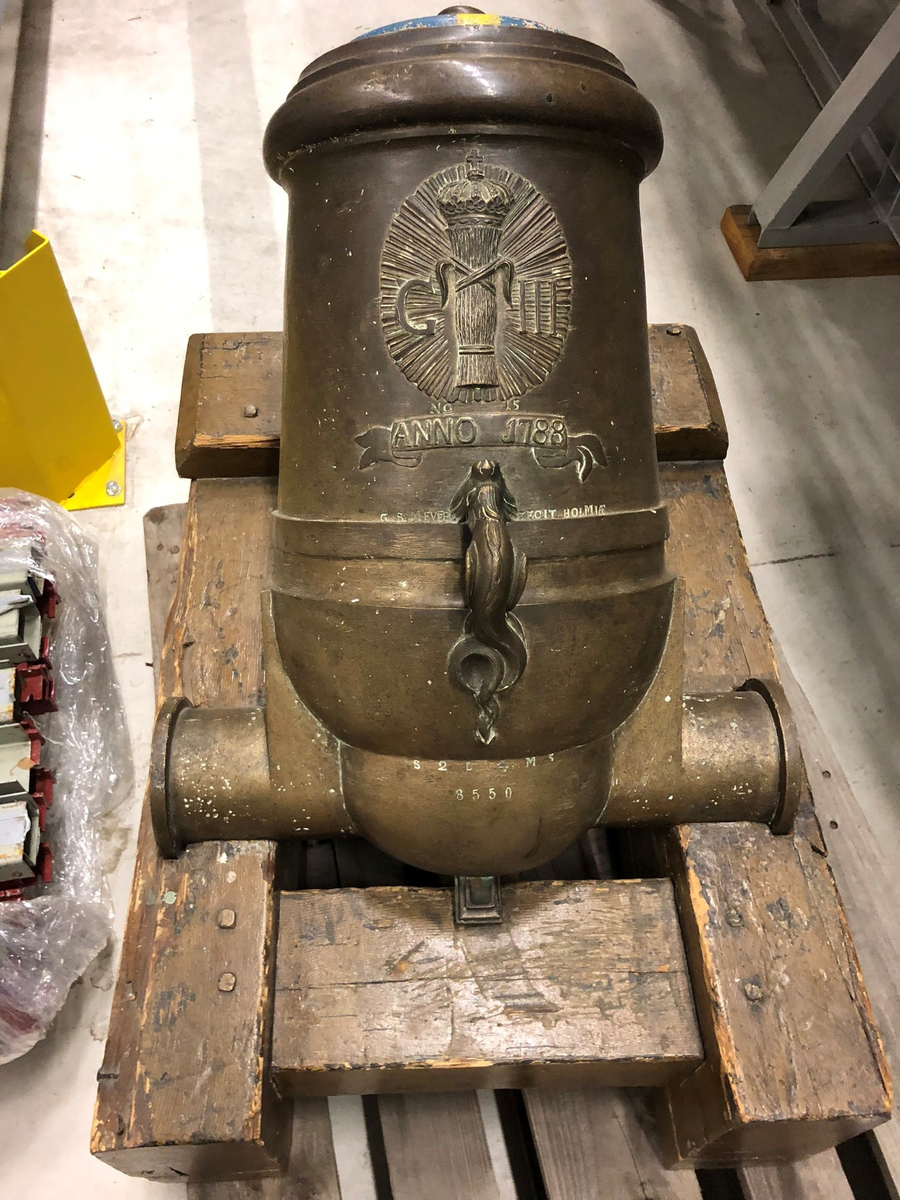 Mörsare, 48-pundig. Tillhörande fotblock av ek. Dimensioner: 88 x 60 x 27 cm.