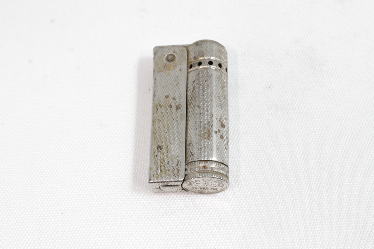 Lighter med tennmekanisme på siden.