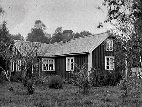 Bostadshus med ingången förlagd till farstu i vinkeln. Åsen, Spetsebo.