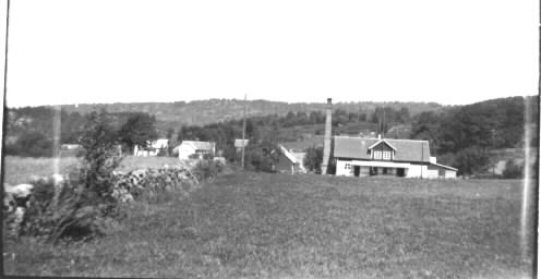 "Stamnareds mejeri." Två bilder av mejeribyggnaden som visar långsidorna. Vid gaveln reser sig en skorsten.