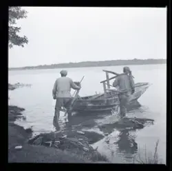 Fiskarna Sven Karlsson och Lars von Herluf drar not.
Jordö, Blekinge.