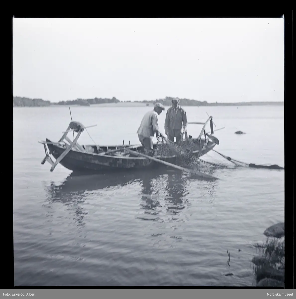 Fiskarna Sven Karlsson och Lars von Herluf drar not.
Jordö, Blekinge.