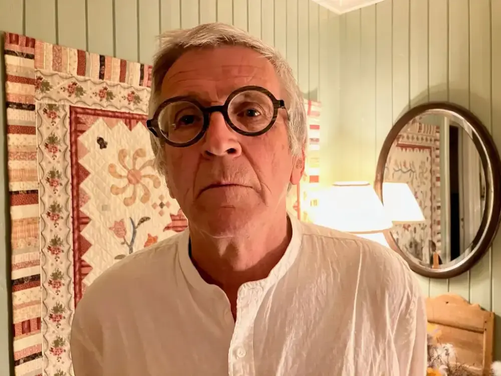 privat foto av Ole Karlsen i kvit skjorte