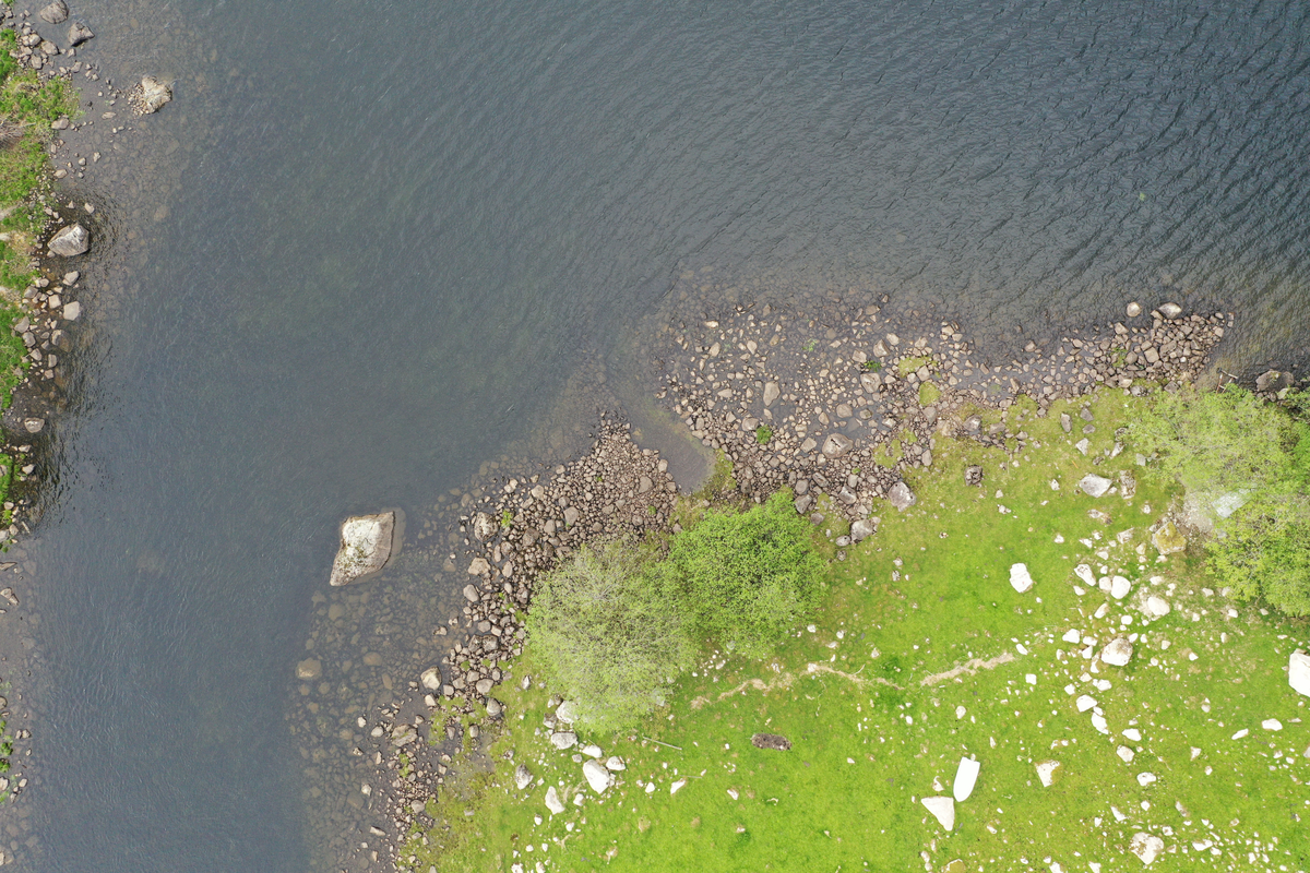 Prosjektet Nye Veier E39 – Arkeologiske registreringer ble gjennomført av Stavanger maritime museum (SMM) som en del av planarbeidet for ny E39-trasé mellom Ålgård og fylkesgrensen i Lund kommune. Formålet var å identifisere automatisk fredete kulturminner og vernede skipsfunn i ferskvann og vassdrag som kunne bli berørt av utbyggingen, i henhold til kulturminneloven § 9. Registreringene ble utført i flere etapper mellom 2019 og 2024. Feltarbeidet ble fordelt på tre hoveddeler: nord (Ålgård–Helleland), midt (Helleland–Ualand) og sør (Ualand–fylkesgrensen).

Deltakere i prosjektet var prosjektleder Arild Skjæveland Vivås, Massimiliano Ditta, Thomas Bjørkeland, Christopher Kvæstad, Harald Klinge, Pål Nymoen, Håkon Reiersen og Selma Lauvland. Det samlede feltarbeidet omfattet rundt 80 dagsverk fordelt over flere sesonger, noe som gjorde det mulig å dokumentere lokaliteter under ulike vannstander og sesongforhold.

Metodene som ble benyttet inkluderte dronebasert ortofoto og terrengmodellering (DJI Mavic 2 Pro og Mavic 3 Enterprise med RTK), kjerneprøvetaking, systematisk overflateregistrering, sjøbunnkartlegging med multistråleekkolodd (MBES), LiDAR og grønn laser, samt sidesøkende sonar. I tillegg ble det utført visuelle inspeksjoner med ROV og arbeidsdykk, og enkelte steder ble det gravd prøvestikk med vannejektor og vannsålding for å identifisere funnførende lag.

I den nordlige delen (Ålgård–Bue) ble det registrert flere kulturminner, særlig omfattende ålefiskekonstruksjoner i Kjedlandsåna (id. 265680) og et naust i Klugsvatnet (id. 319504). Større innsjøer viste preg av regulering, noe som hadde vasket ut deler av strandsonen.

I den midtre delen (Bue–Ualand) ble det dokumentert fire nye lokaliteter med båtstøanlegg (id. 319769, 304341, 320062-0, 317700) og ett fiskefangstanlegg (id. 318789). To av båtstøene var i direkte konflikt med planlagt trasé. Området omfattet to vassdragsområder, åtte hovedelver og 16 innsjøer med potensial for kulturminner.

I den sørlige delen (Ualand–fylkesgrensen) ble det i Hovsvatnet og Lundevatnet funnet store samlinger av maritime strukturer, flere automatisk fredete, samt flere båtfunn – hovedsakelig yngre enn 100 år. Øyna i Hovsvatnet utmerket seg med et uvanlig stort omfang av maritime konstruksjoner.

Registreringene viser at vassdragene i traseområdet har høy tetthet av kulturminner, særlig knyttet til ferdsel, fiske og båthåndtering. Prosjektet har bidratt med ny kunnskap om ferskvannsarkeologi i Rogaland og gir et viktig beslutningsgrunnlag for videre planlegging av E39-utbyggingen.