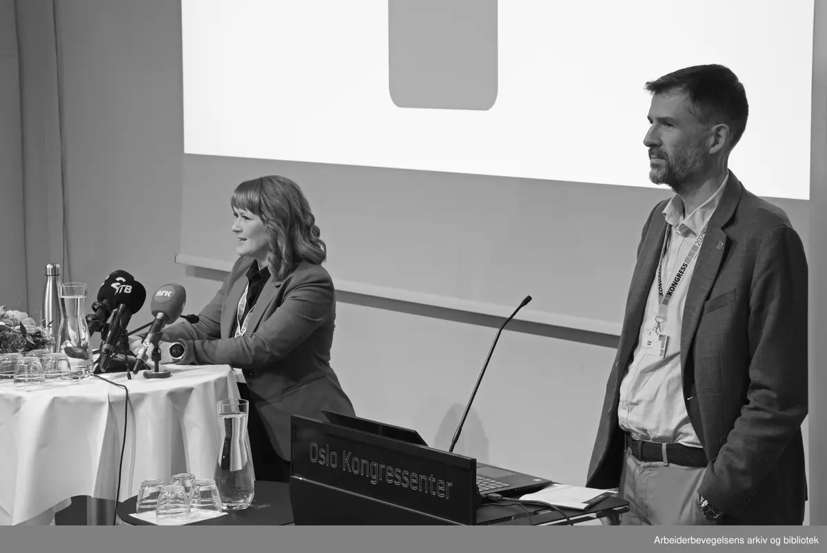 Kine Asper Vistnes (Fellesforbundet) holder sin første pressekonferanse etter å ha blitt valgt som LO-leder. Til høyre på scenen: Trond Gram. LO-kongressen 8. mai 2025, Folkets hus i Oslo.