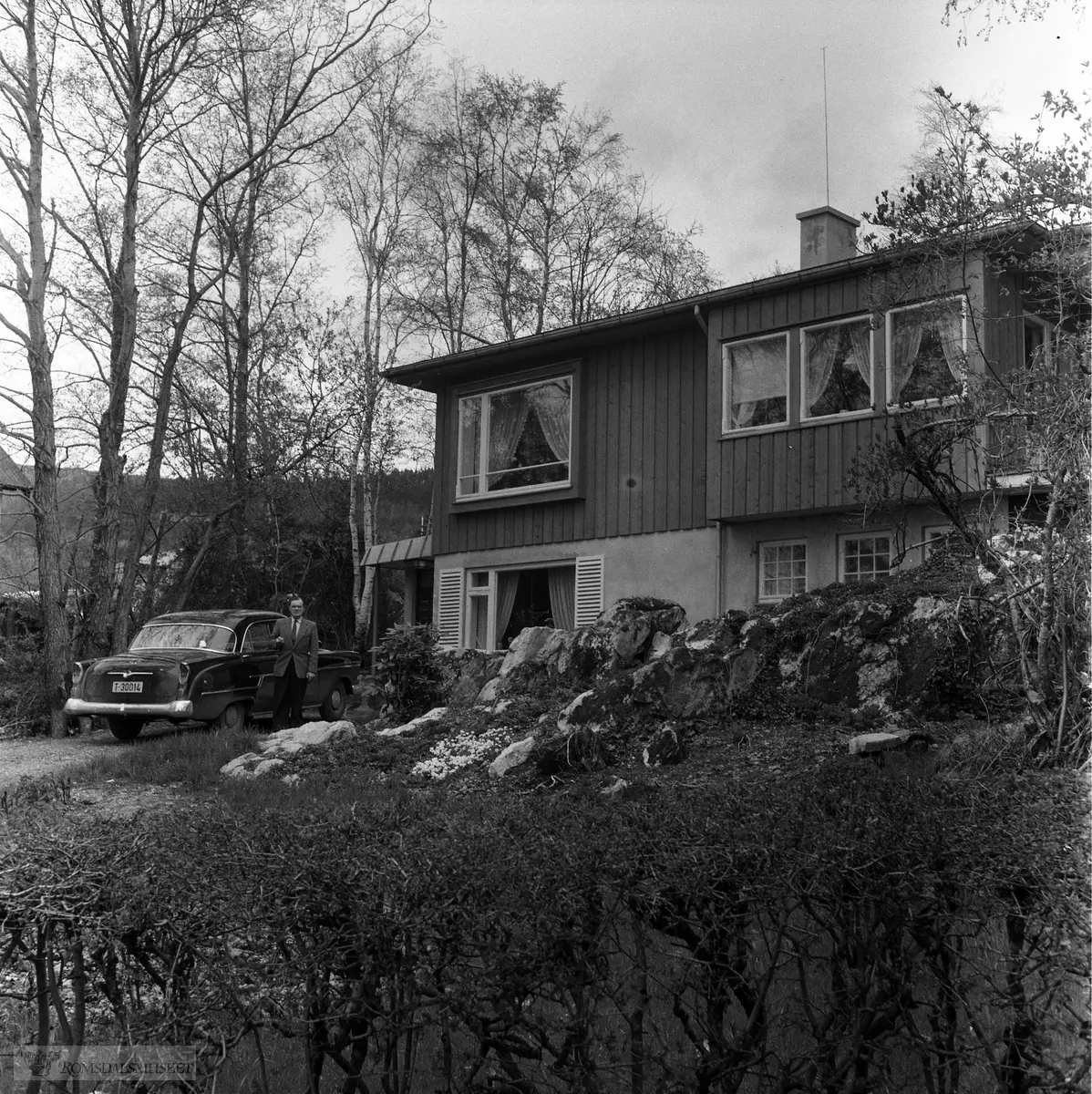 Birger Kildal ved eigedommen Boråsvegen 4 Molde på 1960-talet..Bilen en Opel eies i 1959 av Kildal & Co.
