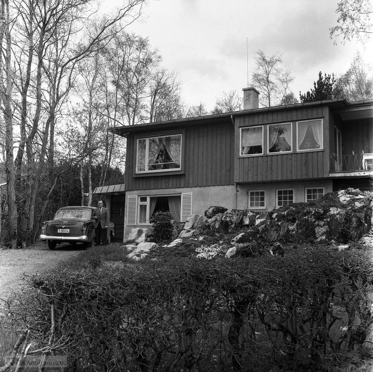 Birger Kildal ved eigedommen Boråsvegen 4 Molde på 1960-talet..Bilen en Opel eies i 1959 av Kildal & Co.