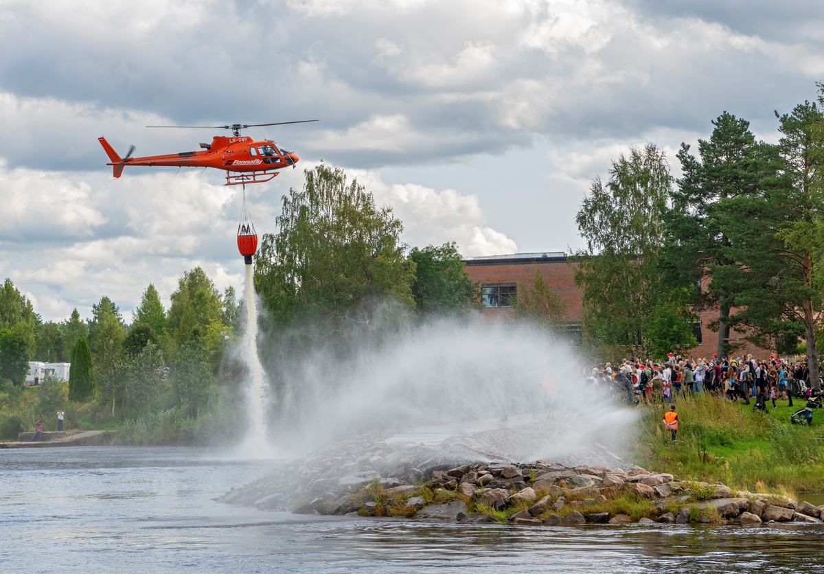 Fra de Nordiske Jakt- og fiskedager 2025, et arrangement i regi av Anno Norsk skogmuseum i Elverum, Innlandet. Jakt- og fiskedagene. Skogbrannhelikopter demonstrerer slukking av skogbrann fra lufta. Brannslukking med helikopter. DSB, Skogbrand, Midt-Hedmark brann og redningsvesen og Sivilforsvaret bidro med ulike aktiviteter for å informere om brannberedskap under De nordiske jakt- og fiskedager i 2025. Dnjfd 2025.