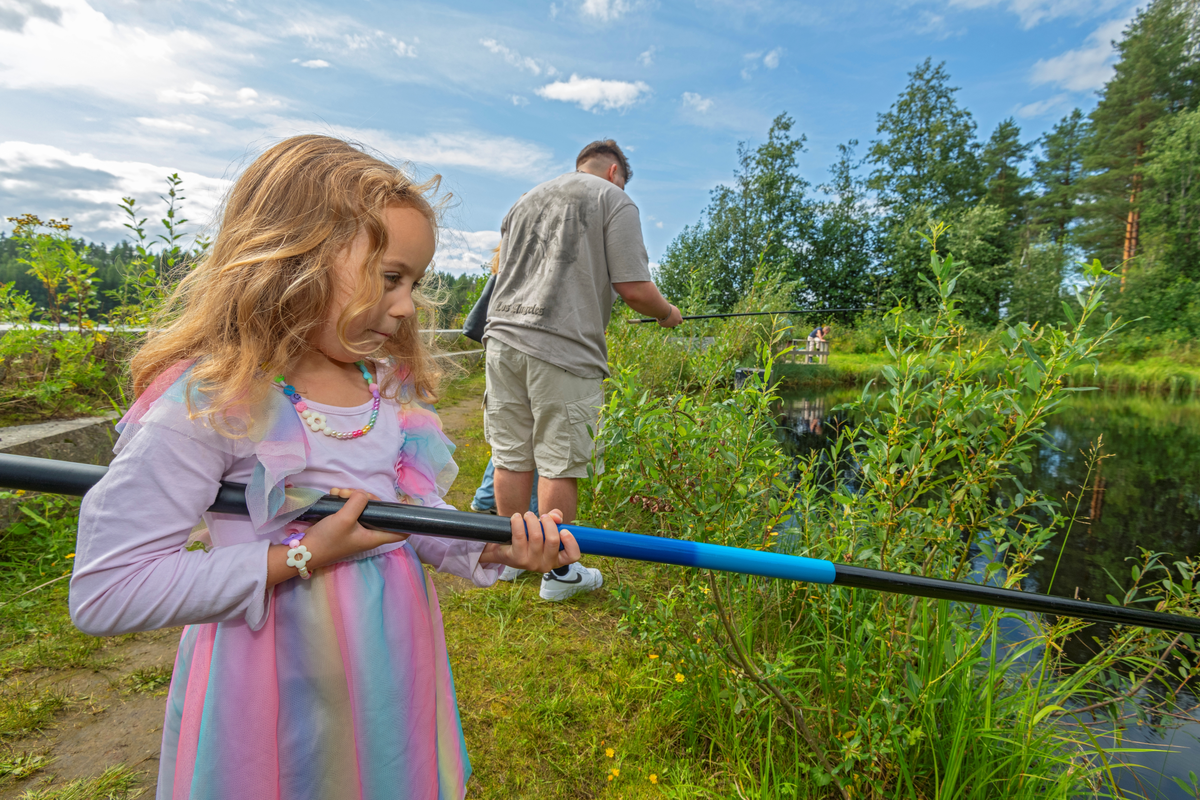 Fra de Nordiske Jakt- og fiskedager 2025, et arrangement i regi av Anno Norsk skogmuseum i Elverum, Innlandet. Jakt- og fiskedagene. Nora (fire år) prøver meitefiske i fiskedammen på Prestøya. Fisking for barn i barnas fiskedam i regi av Norges Jeger- og fiskerforbund. Dnjfd 2025.