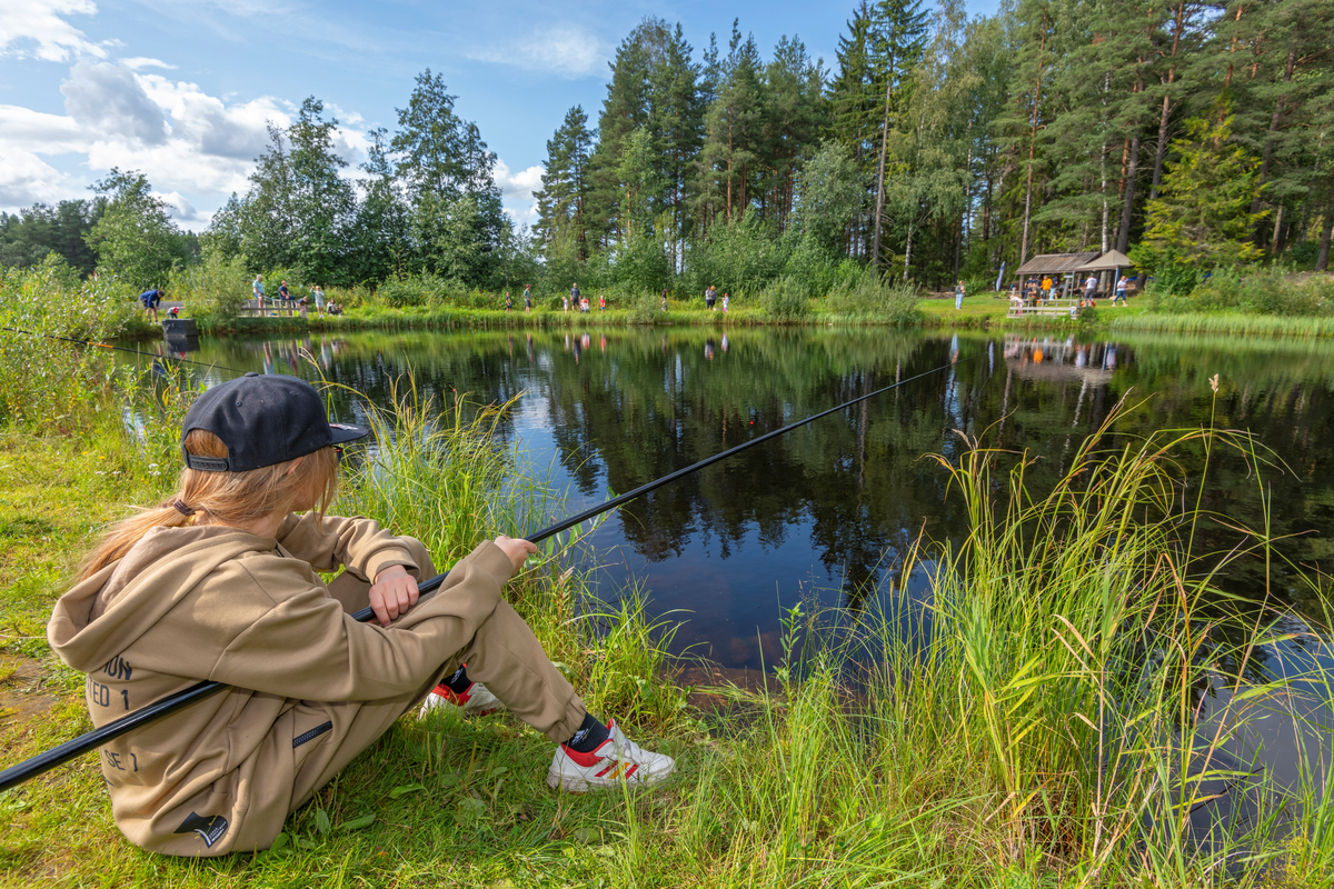 Fra de Nordiske Jakt- og fiskedager 2025, et arrangement i regi av Anno Norsk skogmuseum i Elverum, Innlandet. Jakt- og fiskedagene. Theo prøver meitefiske i fiskedammen på Prestøya. Fisking for barn i barnas fiskedam i regi av Norges Jeger- og fiskerforbund. Dnjfd 2025.