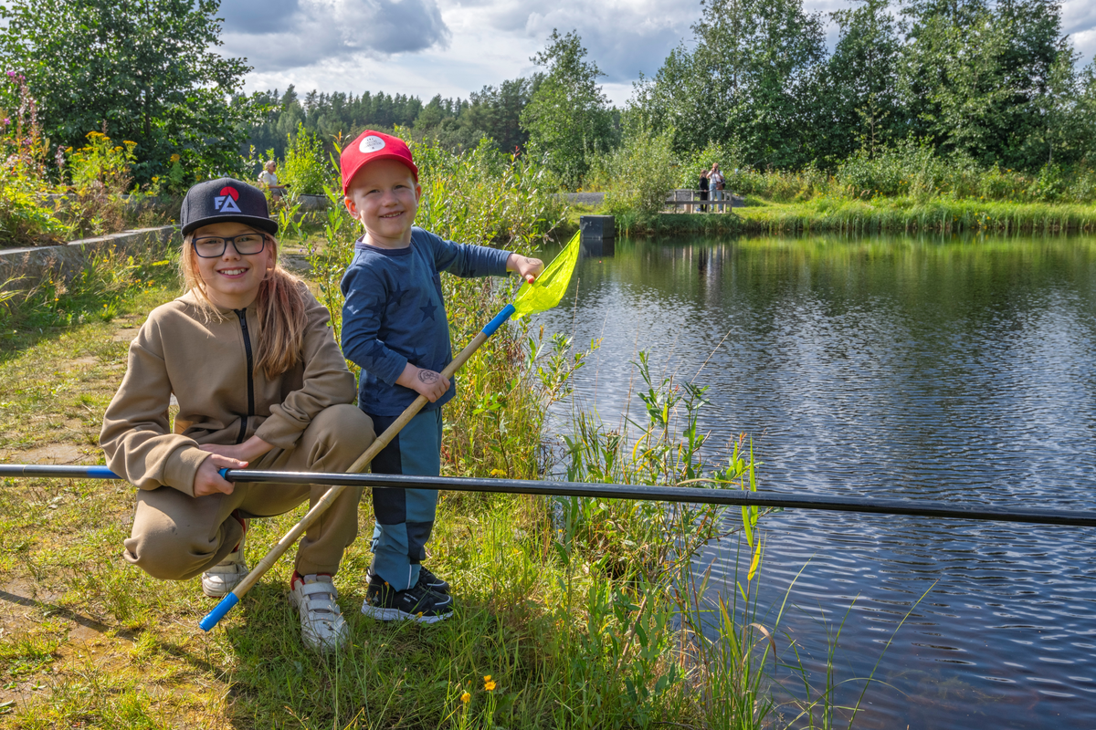Fra de Nordiske Jakt- og fiskedager 2025, et arrangement i regi av Anno Norsk skogmuseum i Elverum, Innlandet. Jakt- og fiskedagene. Aktiviteter ved fiskedammen på Prestøya. Fisking for barn i barnas fiskedam i regi av Norges Jeger- og fiskerforbund. Theoo med meitestang og Sondre med hov. Dnjfd 2025.