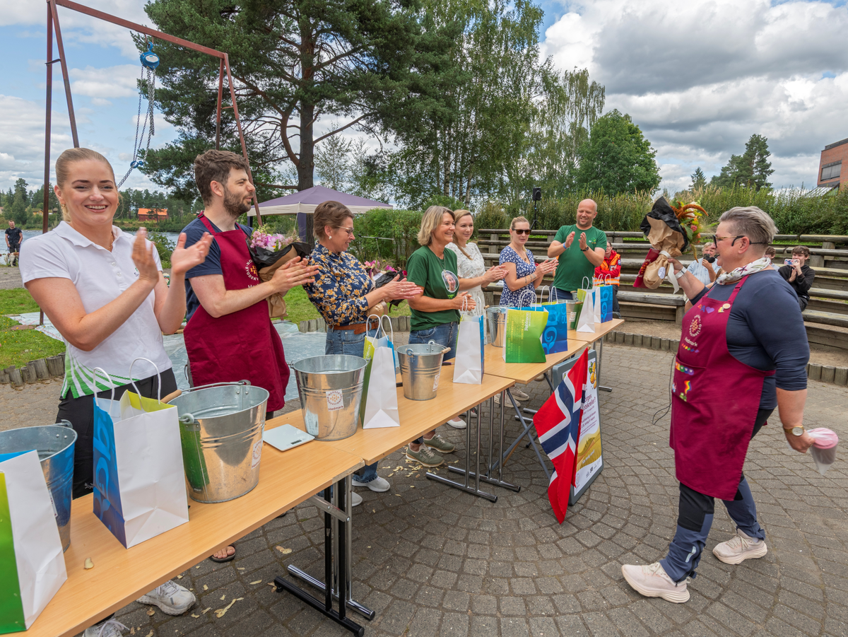 Fra de Nordiske Jakt- og fiskedager 2025, et arrangement i regi av Anno Norsk skogmuseum i Elverum, Innlandet. Jakt- og fiskedagene. Fra delfinalaen i NM i potetskrelling, arrangert av Hedmark Bygdekvinnelag. Blant deltagerne var Trygve Slagsvold Vedum og Emilie Enger Mehl. Distriktsleder Oddrun Merete Rossvoll Sagevik i Hedmark Bygdekvinnelag til høyre. Dnjfd 2025.
