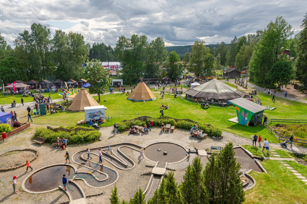 Utsikt fra taket på Norsk Skogmuseum i Elverum, med bekkeverkstedet i forgrunnen. Fra de Nordiske Jakt- og fiskedager 2025, et arrangement i regi av Anno Norsk skogmuseum i Elverum, Innlandet. Jakt- og fiskedagene. Dnjfd 2025.