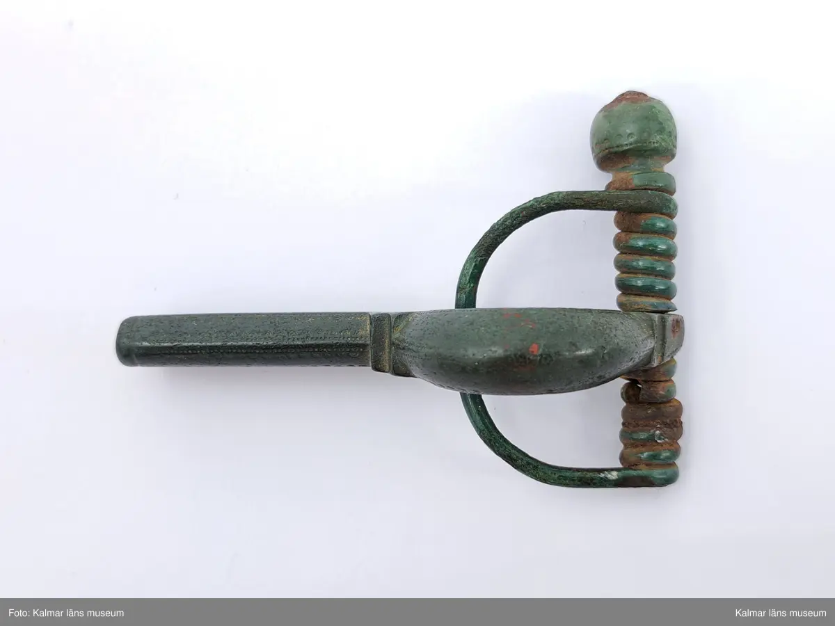 KLM 131. Fibula, armborstfibula. Gjuten av brons. Båge och fotstycke ornerade med fyra längsgående rader inpunsade koncentriska halvcirklar, två på vardera sidan om ryggen. Fotstycket slutar tvärt och nålhylsan är delvis sluten. Tvärstångens ena knopp fattas.
