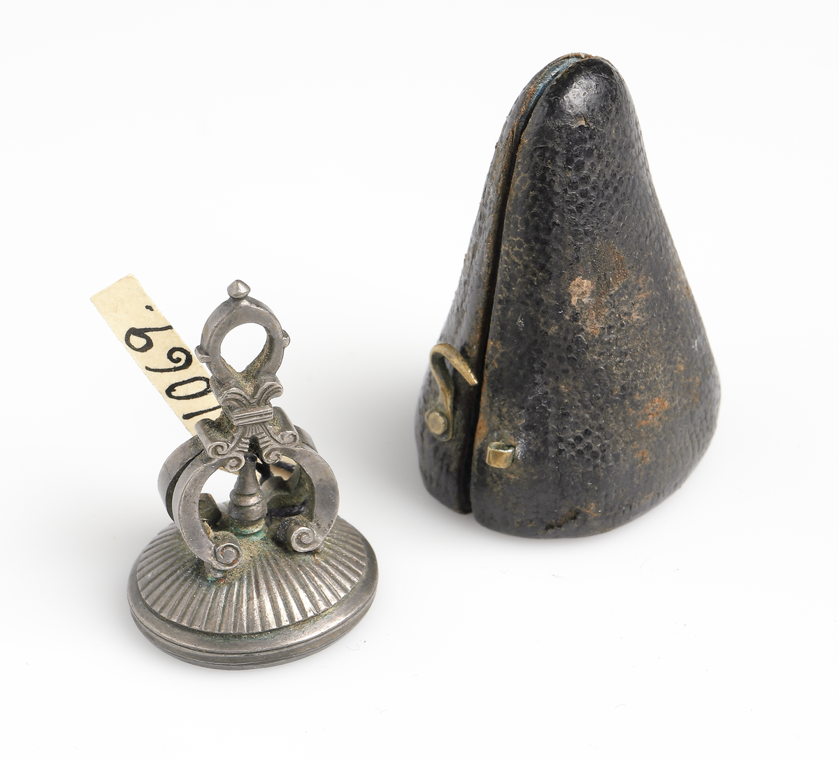 Sigillstamp av silver. 
Försedd med friherrliga Gyllengranatska och Wredeska vapnen. 
Förvaras i svart fodral med blått sammetsfoder.

Inskrivet i huvudbok 1870.