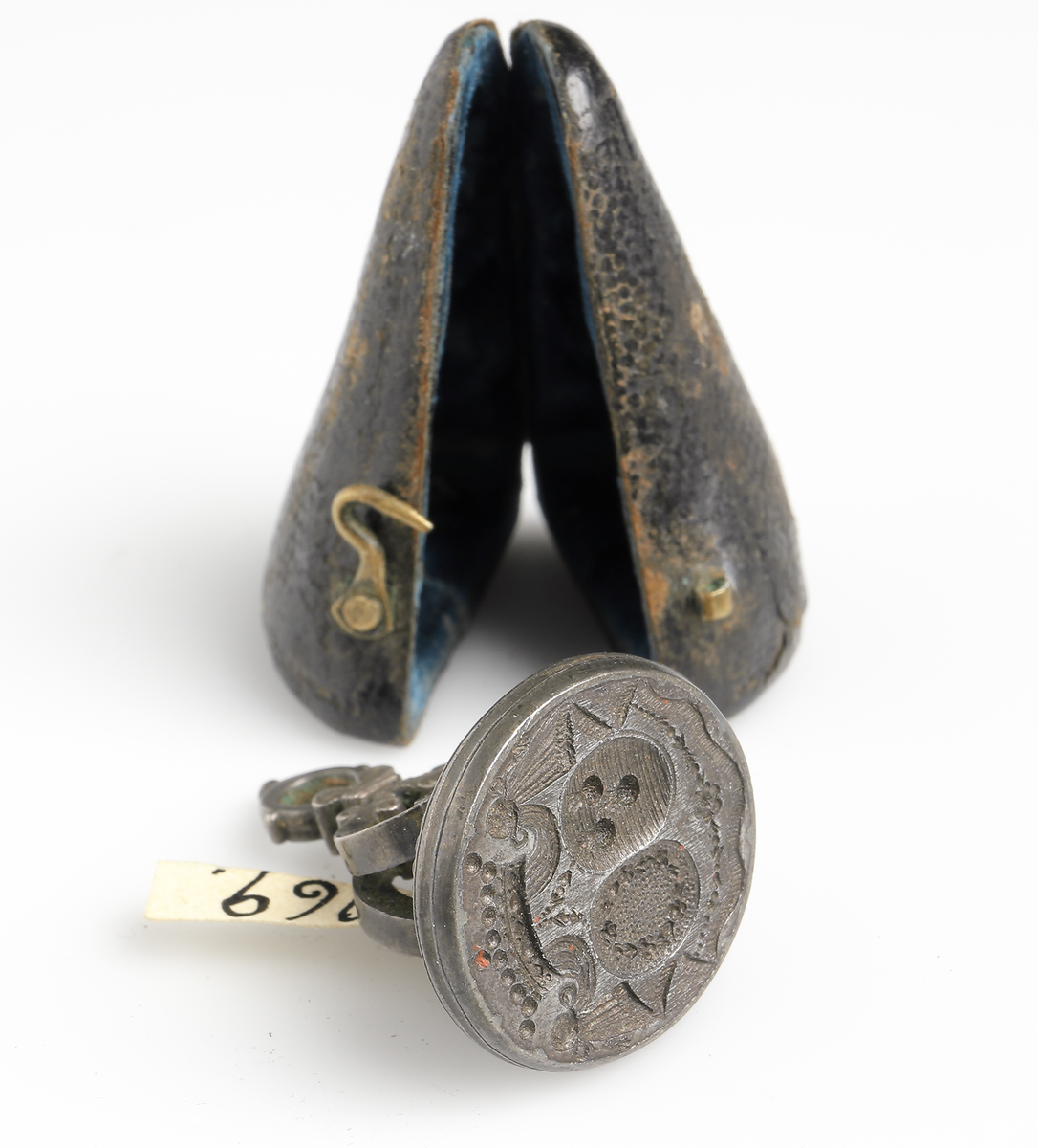Sigillstamp av silver. 
Försedd med friherrliga Gyllengranatska och Wredeska vapnen. 
Förvaras i svart fodral med blått sammetsfoder.

Inskrivet i huvudbok 1870.
