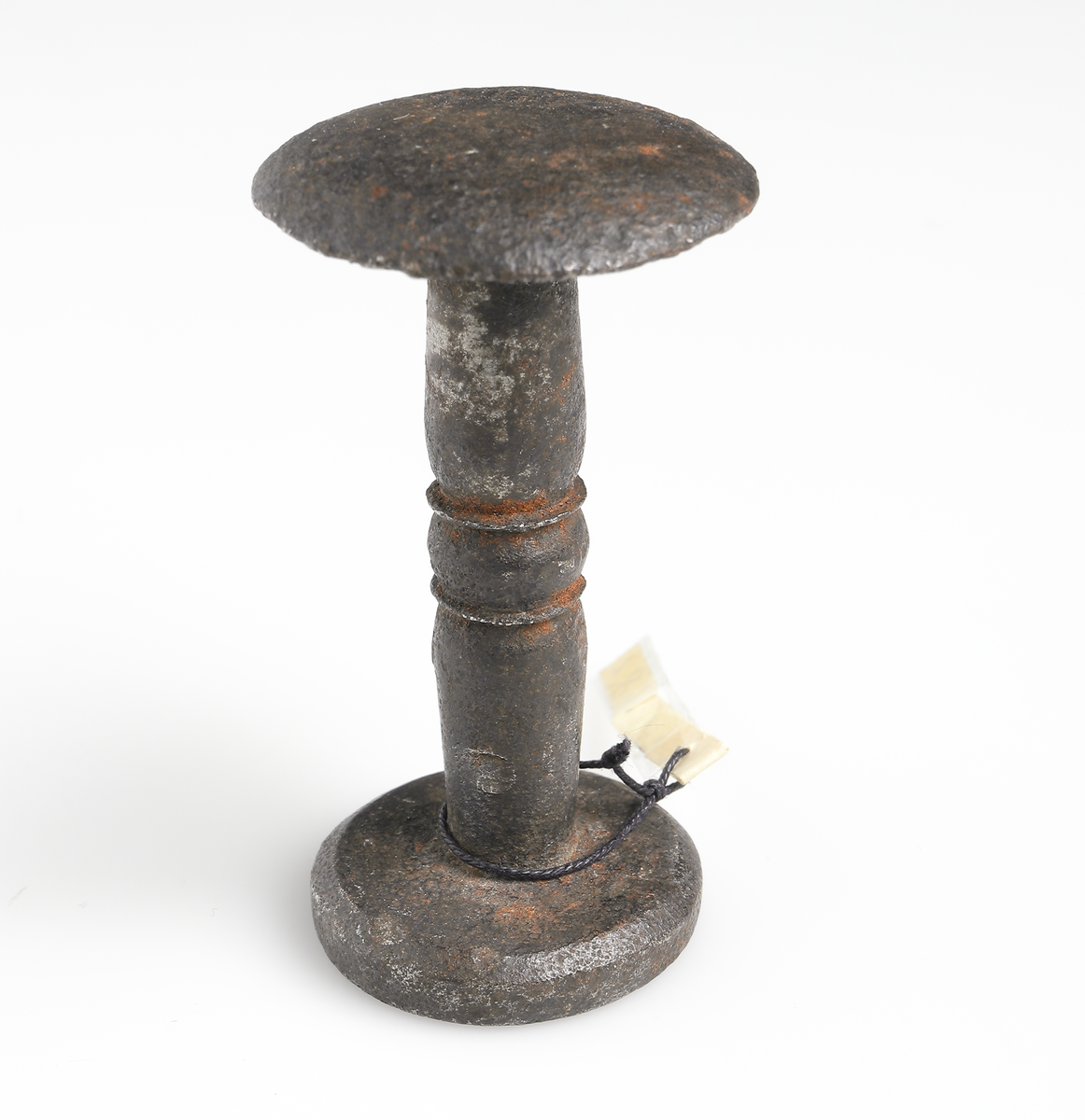 Sigillstamp med skaft av metall.

Inskrivet i huvudkatalog 1880.