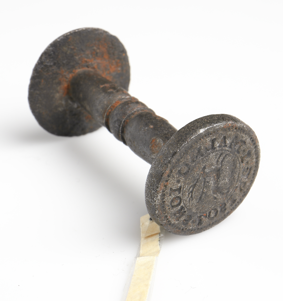 Sigillstamp med skaft av metall.

Inskrivet i huvudkatalog 1880.