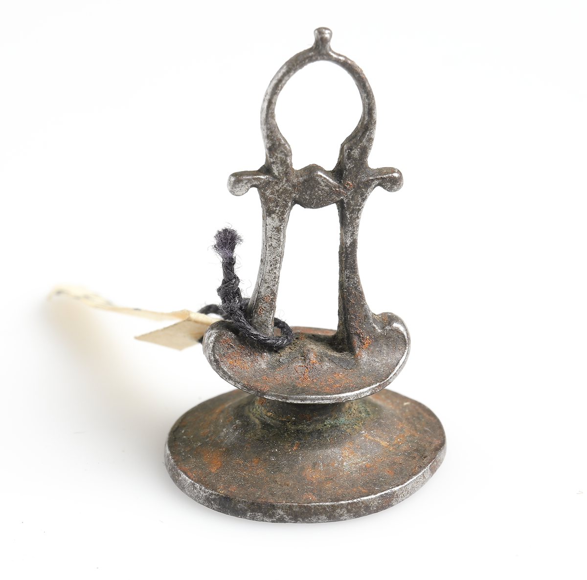 Signet (s.k. pitschaft) av stål. 
Graverad text på latin:"Elohim Pio Hasta".

Inskrivet i huvudkatalog 1869.