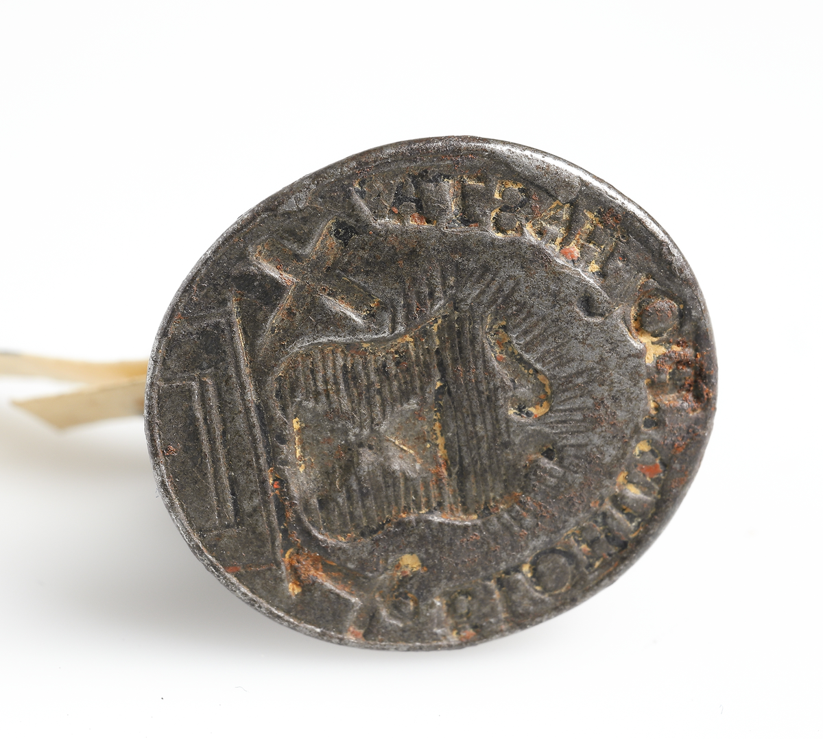 Signet (s.k. pitschaft) av stål. 
Graverad text på latin:"Elohim Pio Hasta".

Inskrivet i huvudkatalog 1869.