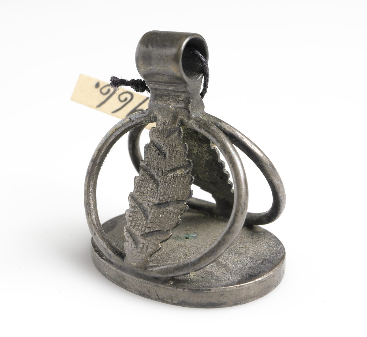 Signet (s.k. pitschaft) av silver. 
Graverad text på latin:" Fuxtilia et humanitas".

Inskrivet i huvudkatalog 1869.