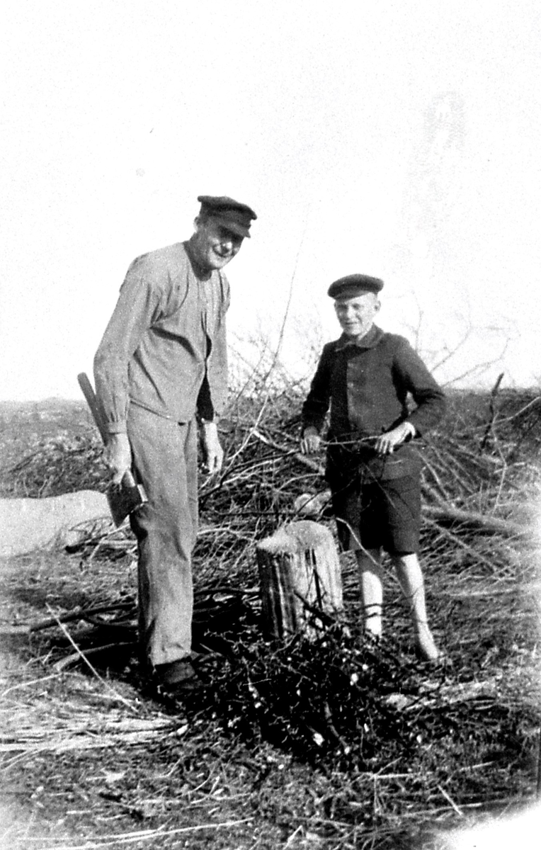 "Rishuggning, Lorensberg. Farfar Otto Bengtsson och kusin Donald Andersson i början av 1920-talet."