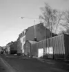 Västra delen av Nygatan i Linköping där fastigheten Nygatan 51 visar prov på den nya, moderna tiden. Foto 1952.