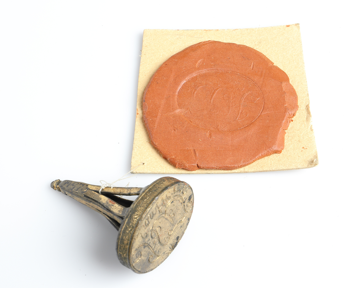 Sigillstamp  av koppar eller mässing med tydliga spår efter förgyllning. "H.F.S"

Inskrivet i huvudkatalog 1891.