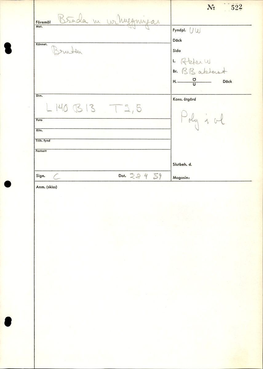 Bräda med två urtag och fem genomträngande spikhål, varav ett löper diagonalt genom ett hörn.
Mycket vittrad mot en kant. Järnlämningar kring spikhål. Avbruten i ett urtag.