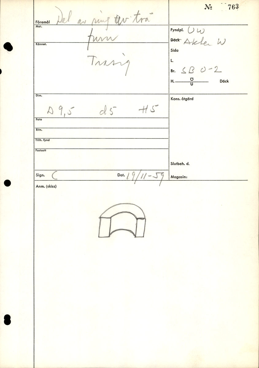 Del av ring i furu. Trasig.