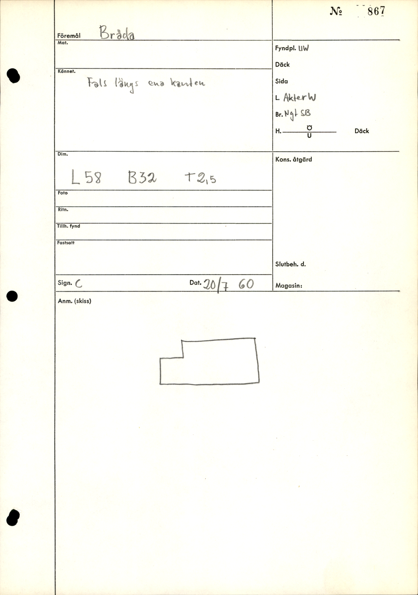 Fragment av bräda.
Avbruten på alla kanter och ändar. Båda ändarna har möjligen laxstjärtar. Ett plugghål med plugg, samt ytterligare två skadade plugghål. Ett rektangulärt spår på ena sidan.
Mycket vittrade och flagig, en stor spricka. Ingen saltskada.