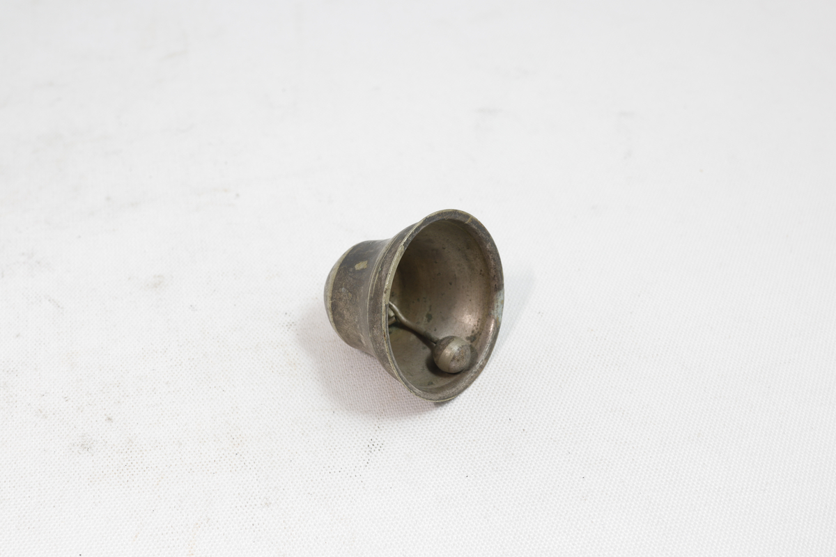 Rund bjelle i metall.