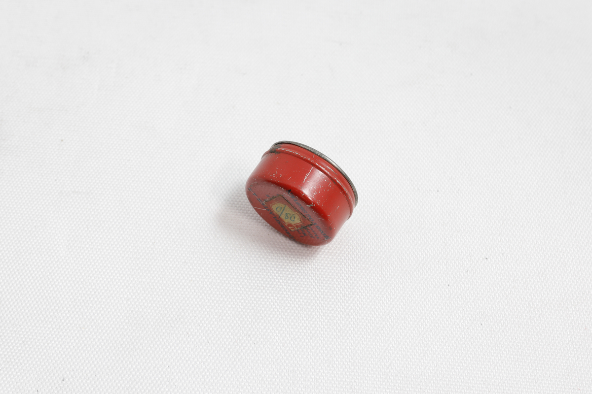 Metallboks brukt til oppbevaring av plaster. Boksen mangler lokk.