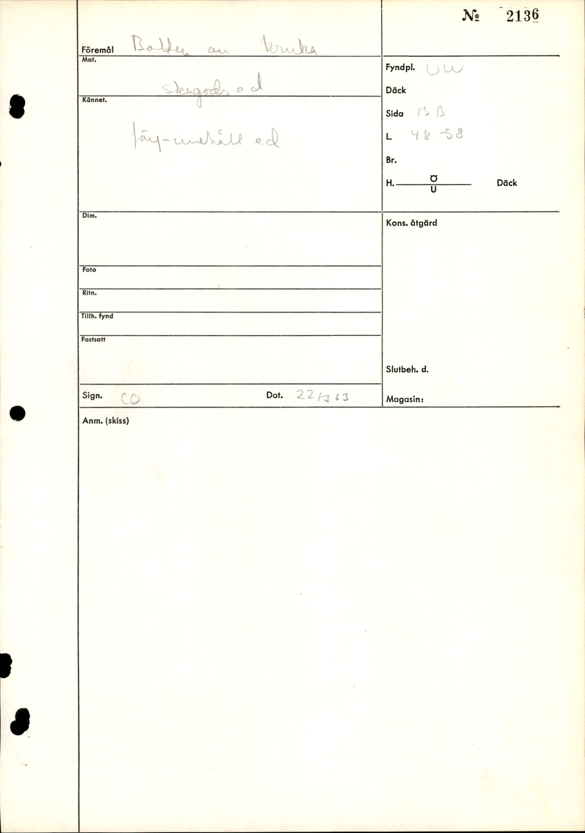 En plan bottendel till en kruka. Insidan svart och rostfärgad och har spår av att ha innehållit svart färg, tjära eller dyligt. Utsidan fragmentarisk och nött med fläckvis stänk av svart färg eller tjära.