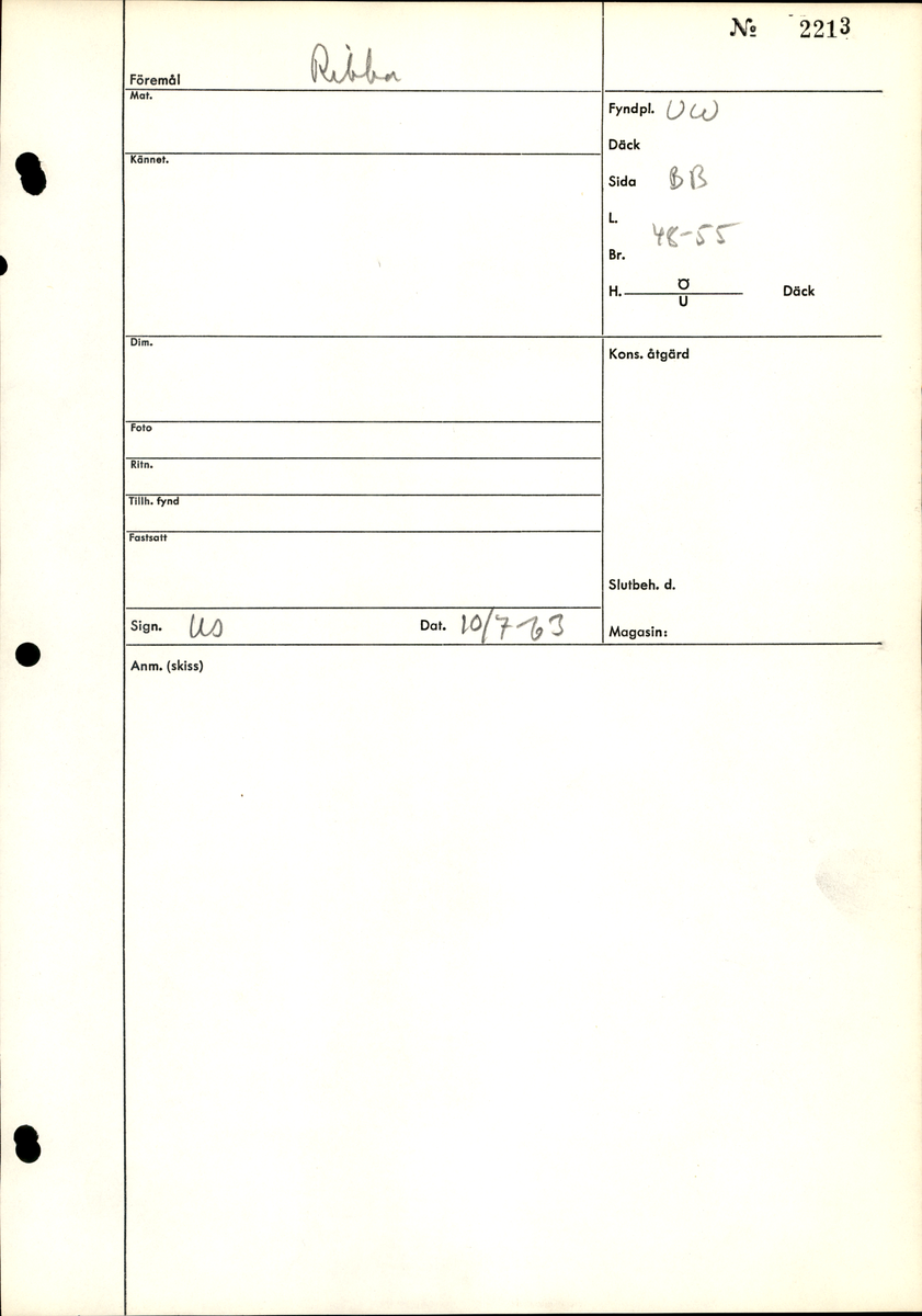 Lång, smal bräda med åtta genomträngande spikhål, med fals i båda ändar. Fasade ändar.
Mycket torr, men välbevarad form. fläckar av PEG över hela föremålet.