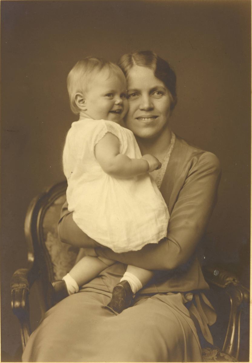 Atelierportrett av mor og barn. Kirsten Magrethe Øglænd med sin mor.