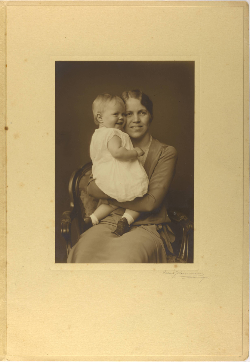 Atelierportrett av mor og barn. Kirsten Magrethe Øglænd med sin mor.