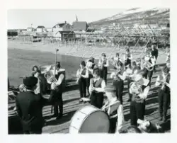 Barnekorps spiller i Lebesby. Barna er kledd i uniformer og 