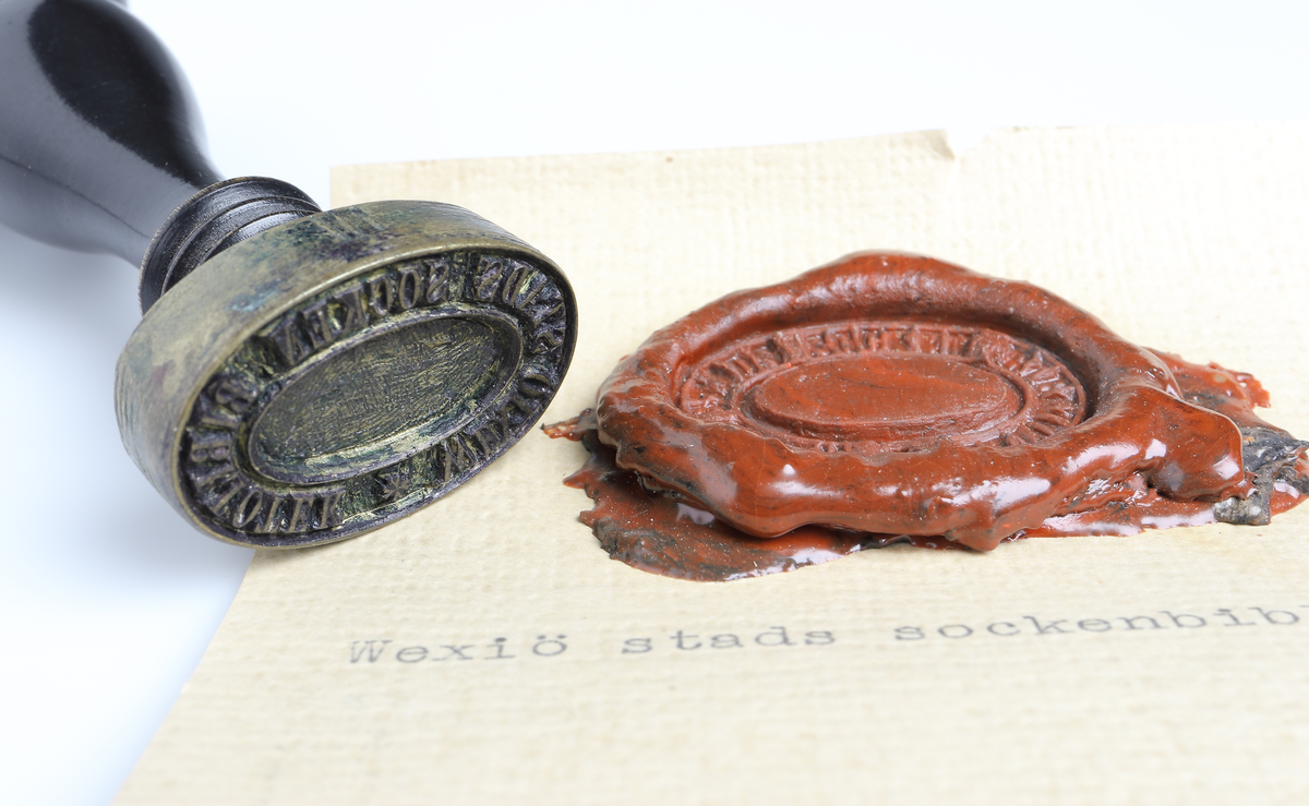 Sigillstamp, eller stämpel, "Wexiö Stads Sockenbibliotek".

Inskrivet i huvudkatalog 1916/1917.